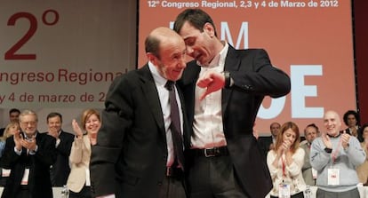 El secretario general del PSOE, Alfredo Pérez Rubalcaba (i), y el secretario general del PSM, Tomás Gómez.