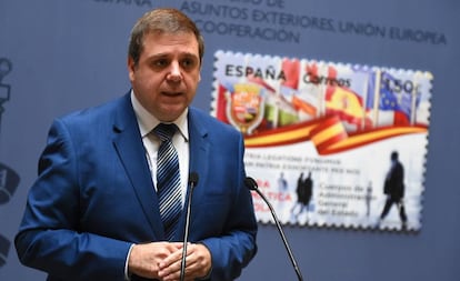 El presidente de Correos, Juan Manuel Serrano, en la presentación del sello conmemorativo de la Carrera Diplomática.