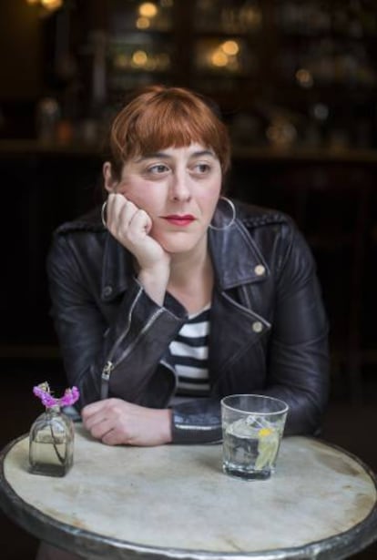 Luc&iacute;a Lijtmaer, escritora y periodista, en el Caf&eacute; de Ru&iacute;z de Madrid. 