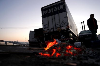 Ontem, ainda havia quase 600 interdições em rodovias. Hoje, a PRF também não informou seu balanço diário. Na foto, caminhoneiros parados na rodovia Régis Bittencourt