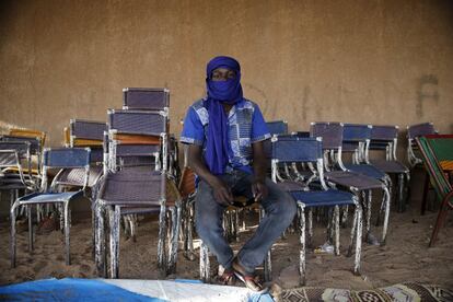 Baroo, inmigrante de 19 años, posa para un retrato en Agadez.