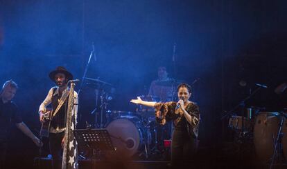 Leiva y Natalia Lafourcade cantan juntos en la FIL.