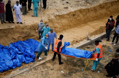 Entierro de los cuerpos de cientos de palestinos víctimas de los bomboradeos israelís, en Gaza, el 22 de noviemrbe de 2023.