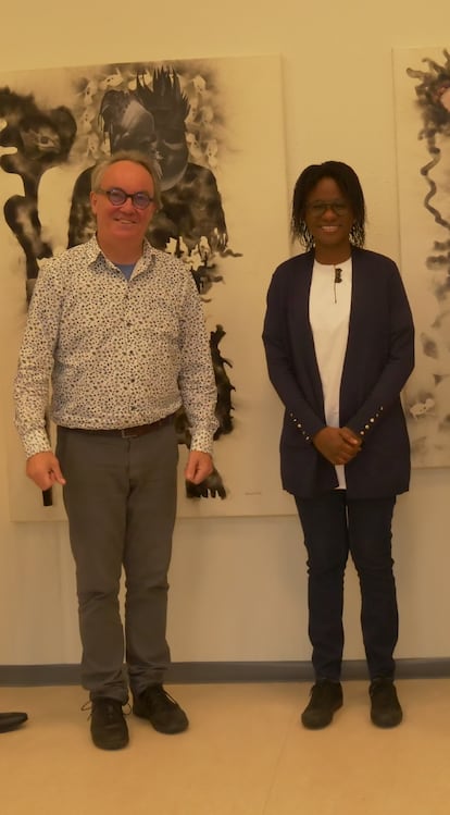Hans de Wolf y Géraldine Tobe ,durante una exposición de la artista congoleña.