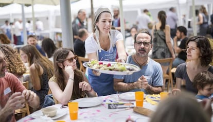 900 personas se apuntaron a un almuerzo gratuito y sostenible organizado por el FADfest. 