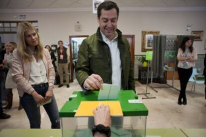 Juan Manuel Moreno of the PP casts his vote on Sunday.
