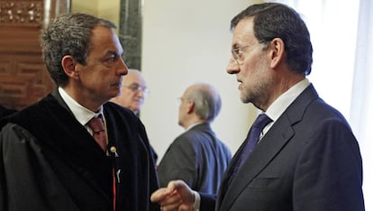 Mariano Rajoy conversa con José Luis Rodríguez Zapatero