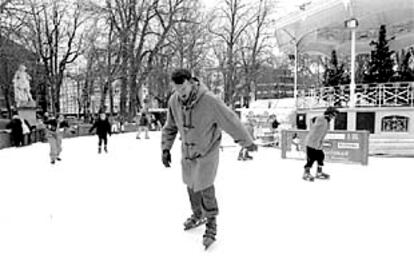 Un patinador, en el Parque de La Florida de Vitoria.