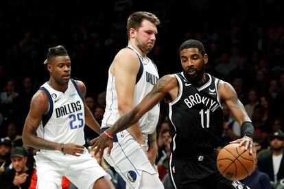 Kyrie Irving, ante Doncic y Bullock durante el partido entre los Brooklyn Nets y los Dallas Mavericks el pasado mes de octubre.