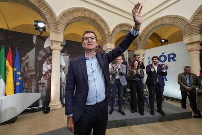 El presidente del PP, Alberto Núñez Feijóo, durante la reunión de su partido en Córdoba, este domingo.