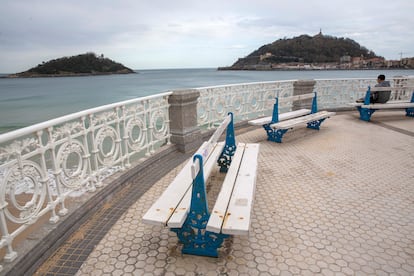 Vista de la bahía donostiarra, este miércoles, con la icónica barandilla en primer término.