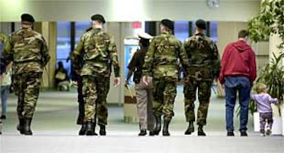 Soldados de la Guardia Nacional, en el aeropuerto General Mitchell de Milwaukee.