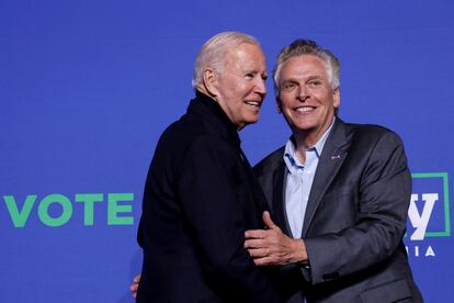 Joe Biden (izquierda) y el candidato a gobernador de Virginia Terry McAuliffe, el martes 26 de octubre en un mitin en Arlington.
