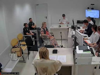 En silla de ruedas, Lidia Reina, colaboradora del exjuez Fernando Presencia, durante su declaración en la Audiencia Nacional, este 3 julio.