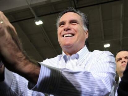 Mitt Romney saluda a sus sostenedores en un mitin en Rockford, Michigan.