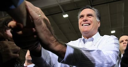 Mitt Romney saluda a sus sostenedores en un mitin en Rockford, Michigan.
