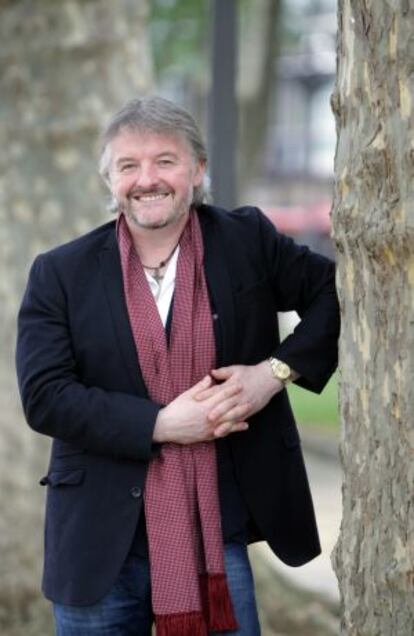 El escritor irlandés John Connolly posa en el Arenal de Bilbao.