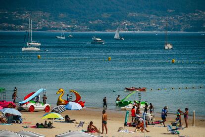 La playa de Silgar, en Sanxenxo (Pontevedra), el 5 de agosto. En este arenal hace unos meses un bañista fue atropellado por una embarcación, en un momento que la playa carecía de zonas acotadas para los bañistas.