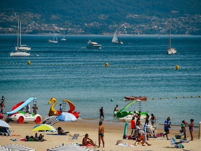 La playa de Silgar, en Sanxenxo (Pontevedra), el 5 de agosto. En este arenal hace unos meses un bañista fue atropellado por una embarcación, en un momento que la playa carecía de zonas acotadas para los bañistas.