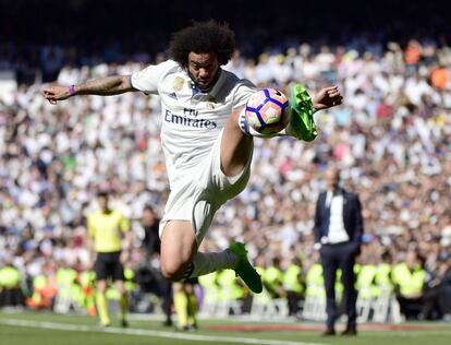 El defensa brasileño del Real Madrid Marcelo para una pelota.