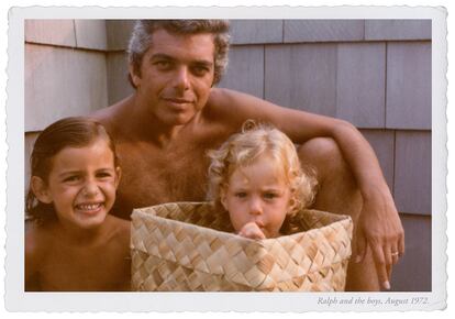 Lauren con sus dos hijos mayores en 1974.
