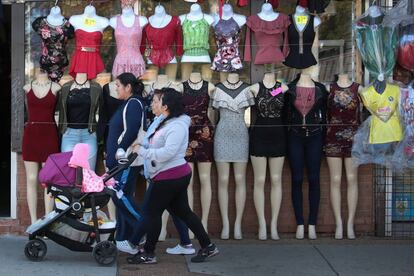 Tiendas en el barrio mexicano de Chicago, el lunes.