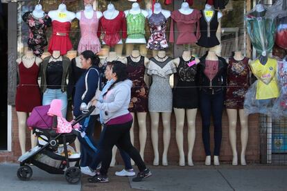 Tiendas en el barrio mexicano de Chicago, el lunes. 