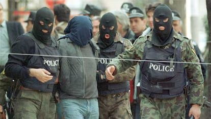 Policías búlgaros detienen a un traficante de droga en Sofía.