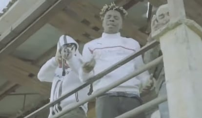 El cantante Black marfil en el centro, en un fotograma del vídeo por el que ha sido condenado, 'Fuck a cripa'.
