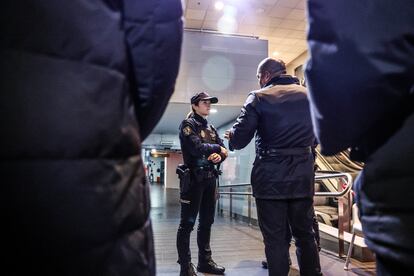 Agentes de una empresa de seguridad privada aseguran la entrada al mercado, este lunes.