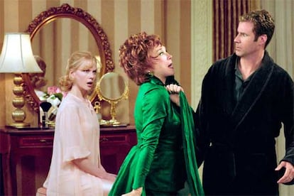 Nicole Kidman, Shirley MacLaine y Will Ferrell (de izquierda a derecha), en una imagen de <i>Embrujada.</i>