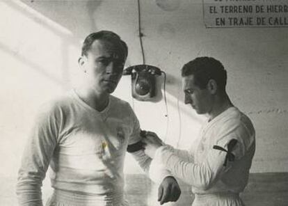 Di St&eacute;fano y Gento, en el vestuario del Madrid. 