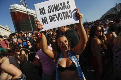 Mujeres participan en una protesta contra la prohibici&oacute;n de hacer &quot;topless&quot; en Buenos Aires (Argentina).  