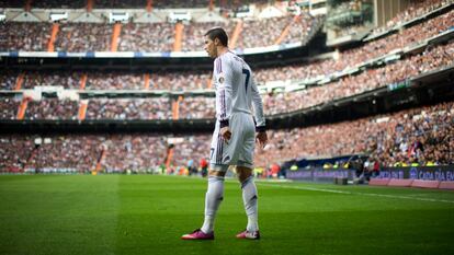 Cristiano Ronaldo se prepara para ejecutar un tiro libre durante el partido de la Liga entre el Real Madrid CF y el FC Barcelona, el 2 de marzo de 2013, en el Estadio Santiago Bernabéu.