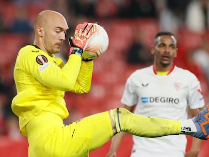 Dmitrovic detiene un balón en el partido de ida ante el Fenerbahçe.