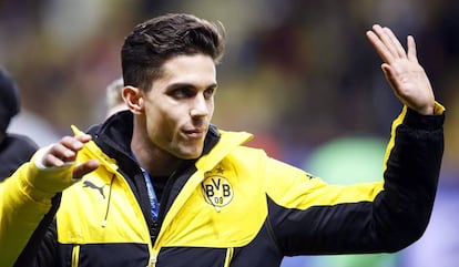 Marc Bartra saluda a los aficionados en el estadio Luis II de Mónaco.