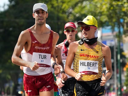 Marc Tur, a la izquierda, durante la prueba de los 50 kilómetros marcha de Tokio 2020, donde terminó cuarto, el pasado mes de agosto.