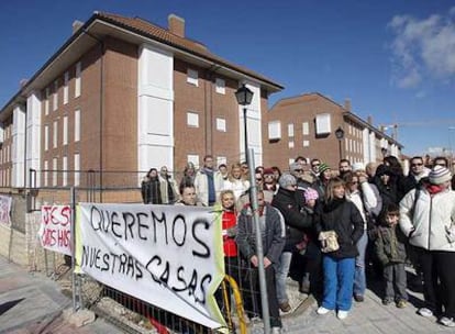 Acampada de propietarios de pisos en Arroyomolinos.