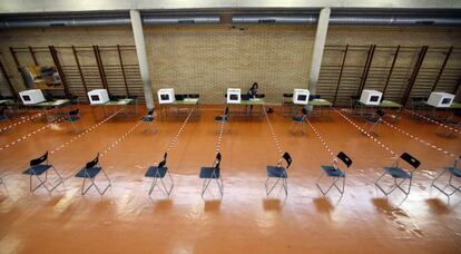 Mesas electorales preparadas para la consulta 9-N en Sant Feliu de Llobregat, Barcelona.