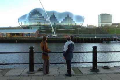 The Sage Gateshead, en NewCastle, un centro musical y cultural con dos auditorios a orillas del río Tyne, fue proyectado por Norman Foster en acero inoxidable y cristal, y se abrió el pasado diciembre.