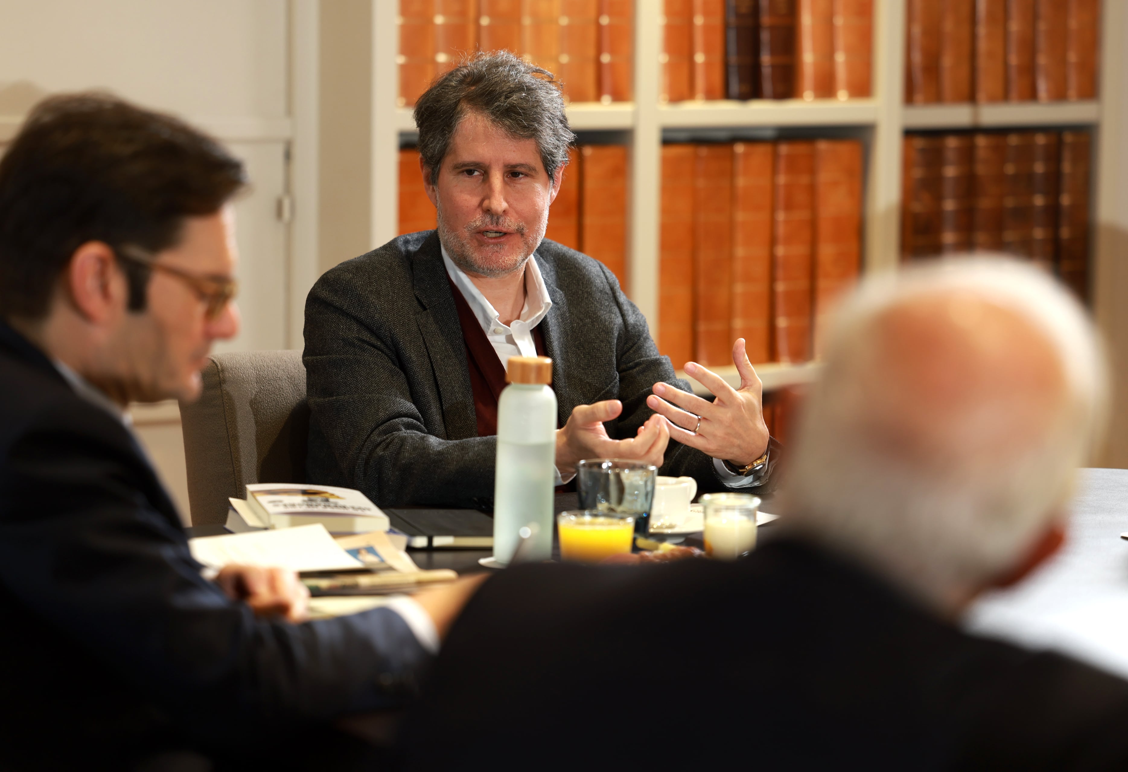 El escritor Giuliano da Empoli, junto al presidente del Grupo PRISA, Joseph Oughourlian, se dirige a los asistentes al encuentro organizado por EL PAÍS en Madrid este miércoles. 