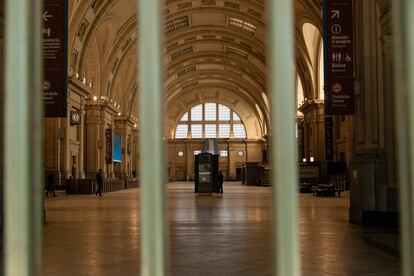 Las instalaciones de la estación Constitución, al sur de Buenos Aires, lucen vacías durante el paro.