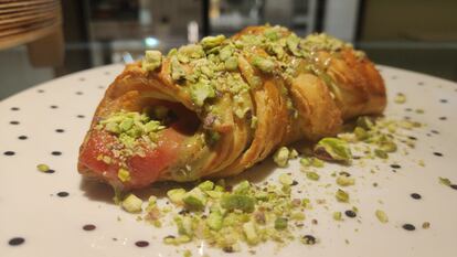 Guava and pistachio canut