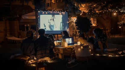 Artículo de EL PAÍS Escaparate sobre un mini proyector portátil top ventas en Amazon.