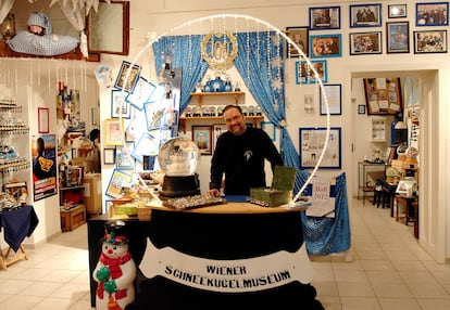 Erwin Percy III, al frente del negocio familiar Original Wiener Schneekugelmanufaktur, en Viena.