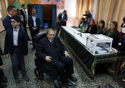 El presidente de Argelia, Abdelaziz Buteflika, vota en un colegio electoral durante las sextas elecciones legislativas, en Argel
