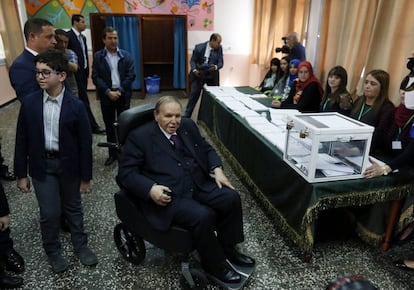 El presidente de Argelia, Abdelaziz Buteflika, vota en un colegio electoral durante las sextas elecciones legislativas, en Argel