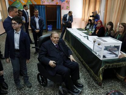 El presidente de Argelia, Abdelaziz Buteflika, vota en un colegio electoral durante las sextas elecciones legislativas, en Argel