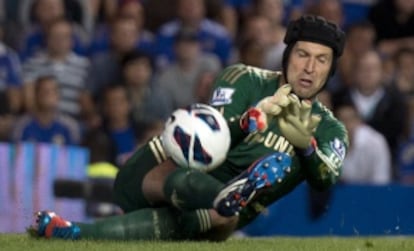 Cech detiene el balón.