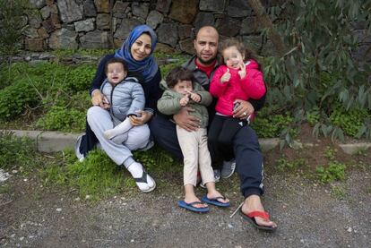 Zaid y Fatima con sus hijos en Ceuta.